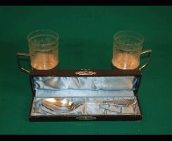 НОВИНКА: Чайный набор из двух серебряных подстакаников со стаканами и серебряной столовой ложкой в коробке. Россия 1891 год. 